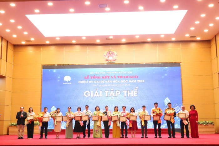 Tiến sĩ Nguyễn Huy Chương - Viện trưởng Viện Nghiên cứu và Phát triển Tri thức số thuộc Hiệp hội Các trường đại học, cao đẳng Việt Nam trao giải Tập thể IMG_3589.JPG