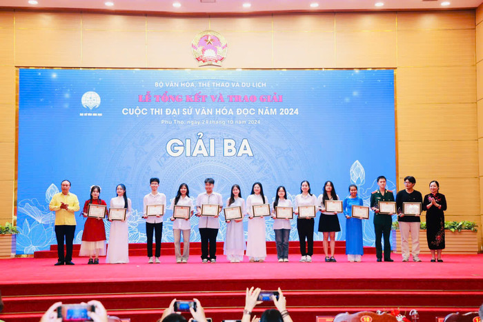 Nhóm thí sinh đạt giải ba cuộc thi Đại sứ Văn hóa đọc năm 2024. giải ba.jpg