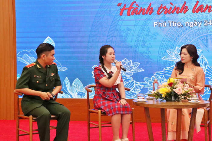 Em Lê Bảo Toàn (ngoài cùng bên trái) và em Đặng Gia Hân (ở giữa). Ảnh: Hồng Linh. gdvn_giao lưu 5.JPG