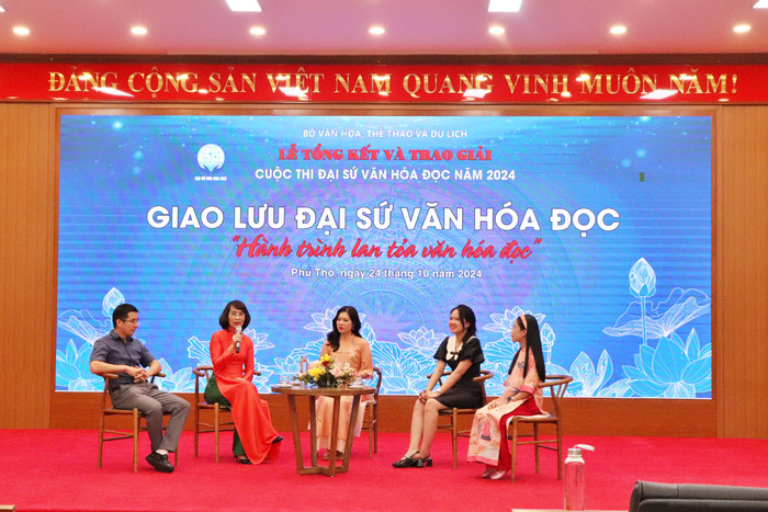 Bà Kiều Thúy Nga - Vụ trưởng Vụ Thư viện, Trưởng ban tổ chức cuộc thi Đại sứ Văn hóa đọc năm 2024 (đang phát biểu). Ảnh: Hồng Linh. gdvn_giao lưu văn hóa đọc.JPG