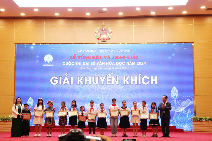 Ông Phạm Ngọc Lan (ngoài cùng bên phải) - Trưởng ban Công tác Hội viên của Hiệp hội Các trường đại học, cao đẳng Việt Nam trao giải cho các thí sinh đạt giải khuyến khích Ảnh Khuyên khích.jpg