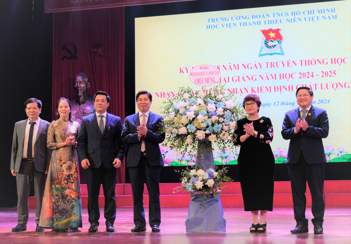 Cán bộ, lãnh đạo Học viện Thanh thiếu niên Việt Nam nhận lẵng hoa tươi thắm từ Phó Giáo sư, Tiến sĩ Nguyễn Thu Thủy - Vụ trưởng Vụ Giáo dục Đại học, Bộ Giáo dục và Đào tạo. GDVN_7.JPG