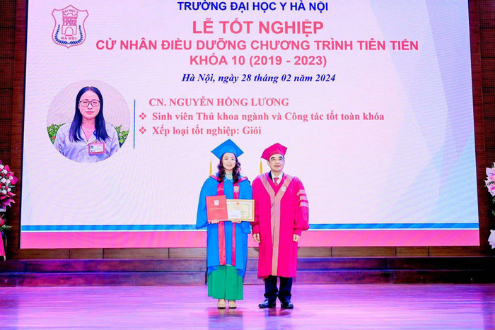 Là thủ khoa đầu ra, Hồng Lương may mắn có cơ hội trở thành trợ giảng, tiếp tục gắn bó với Trường Đại học Y Hà Nội. Ảnh: NVCC. Là thủ khoa đầu ra, Hồng Lương may mắn có cơ hội trở thành trợ giảng, tiếp tục gắn bó với Trường Đại học Y Hà Nội. Ảnh: NVCC.
