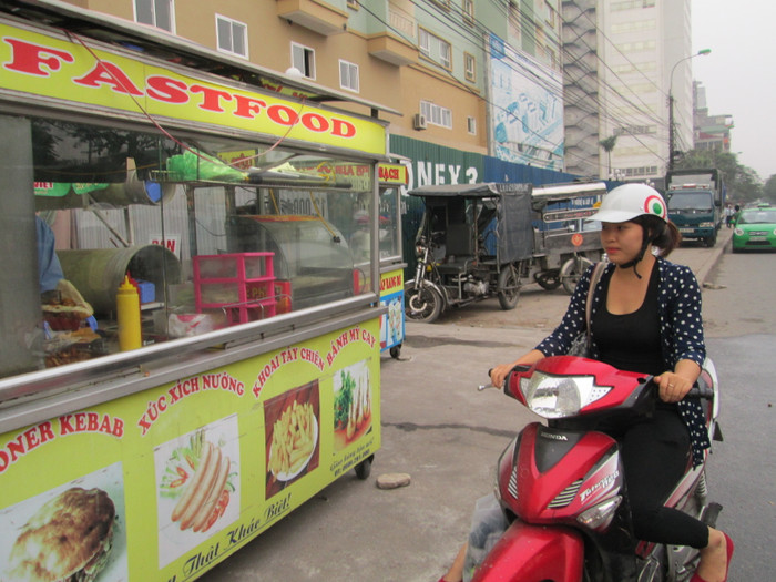 Chị Phương Anh (sinh viên năm 2, ĐH Kinh doanh công nghệ) cho biết: “Sáng nào đi học tôi cũng mua bánh mỳ ở đây vì bánh làm “đầy đặn” và rất vệ sinh”. Chị Phương Anh (sinh viên năm 2, ĐH Kinh doanh công nghệ) cho biết: “Sáng nào đi học tôi cũng mua bánh mỳ ở đây vì bánh làm “đầy đặn” và rất vệ sinh”.