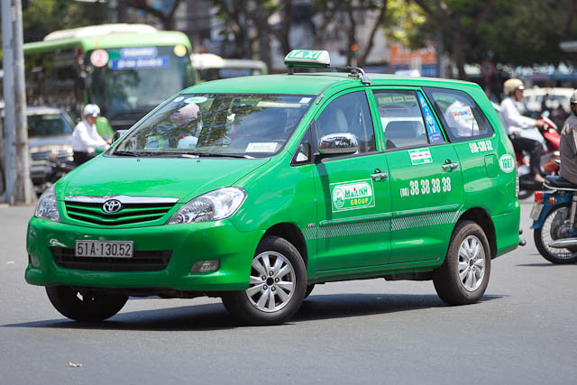 10. Mai Linh và Vinasun là những hãng taxi được tin cậy nhất. Ở sân bay, mọi người xếp hàng để đi xe của Mai Linh và Vinasun. Họ thà đợi thêm thời gian hơn là nhảy lên những chiếc xe taxi dù. 10. Mai Linh và Vinasun là những hãng taxi được tin cậy nhất. Ở sân bay, mọi người xếp hàng để đi xe của Mai Linh và Vinasun. Họ thà đợi thêm thời gian hơn là nhảy lên những chiếc xe taxi dù.