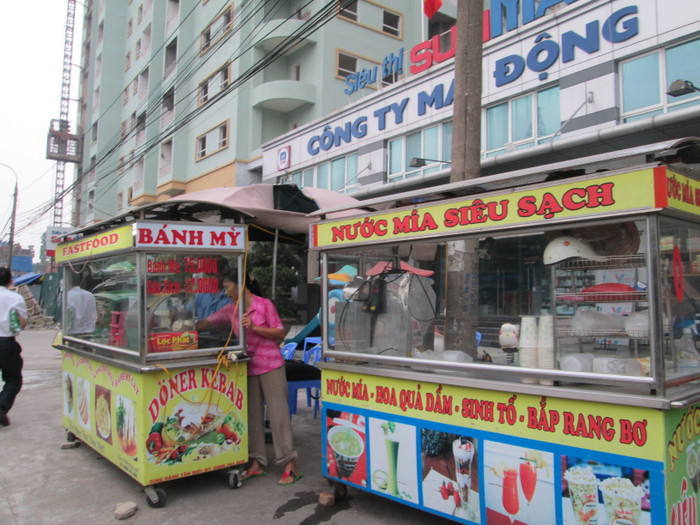 Chú Nhuế tâm sự thêm: “Sắp tới mùa đông, xe nước mía sẽ ngừng hoạt động, không biết sẽ bán mặt hàng gì thay thế vào đó để có đủ tiền nộp lại cho siêu thị và có lãi?". Chú Nhuế tâm sự thêm: “Sắp tới mùa đông, xe nước mía sẽ ngừng hoạt động, không biết sẽ bán mặt hàng gì thay thế vào đó để có đủ tiền nộp lại cho siêu thị và có lãi?".