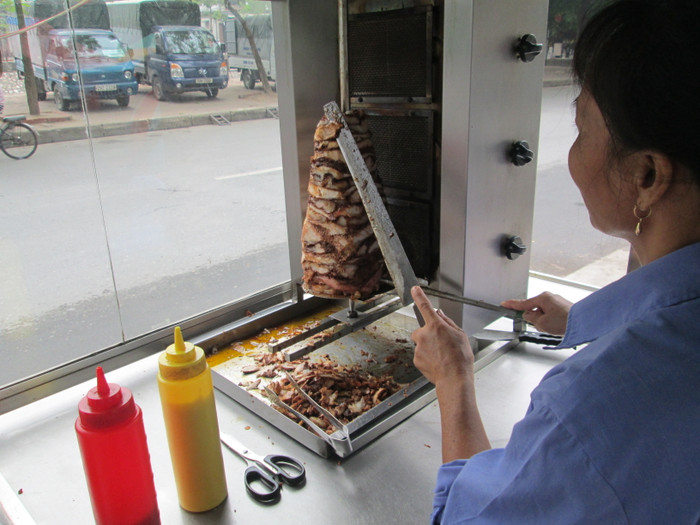 Hàng ngày xe bánh mỳ của chú mở từ 5h30 đến 22h, bán hết từ 5 – 7 kg thịt. Với số lượng thịt như vậy, nếu làm khéo sẽ làm được từ 70 – 100 xuất bánh. Tổng chi phí cho một chiếc bánh mỳ là 11.000 đồng/chiếc và chỉ bán ra với giá 15.000 đồng/chiếc. Hàng ngày xe bánh mỳ của chú mở từ 5h30 đến 22h, bán hết từ 5 – 7 kg thịt. Với số lượng thịt như vậy, nếu làm khéo sẽ làm được từ 70 – 100 xuất bánh. Tổng chi phí cho một chiếc bánh mỳ là 11.000 đồng/chiếc và chỉ bán ra với giá 15.000 đồng/chiếc.