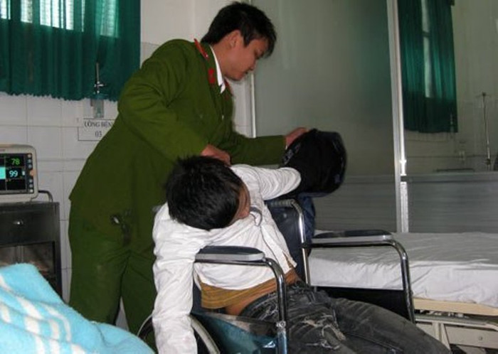 Gần 12h trưa nay (ngày 19/1), một thanh niên bỗng dựng bị ngất xỉu trước cổng Bến xe Vinh, (TP. Vinh, Nghệ An). Lập tức, một anh cảnh sát trẻ tuổi từ xa đi lại, không ngại ngần cứu người bị nạn trong vòng vây người xem hiếu kỳ. Giữa trưa, phòng cấp cứu vắng người, chiến sĩ công an đã nhanh chóng bồng nạn nhân lên giường, cởi áo để các bác sĩ trong bệnh viện cấp cứu kịp thời. Gần 12h trưa nay (ngày 19/1), một thanh niên bỗng dựng bị ngất xỉu trước cổng Bến xe Vinh, (TP. Vinh, Nghệ An). Lập tức, một anh cảnh sát trẻ tuổi từ xa đi lại, không ngại ngần cứu người bị nạn trong vòng vây người xem hiếu kỳ. Giữa trưa, phòng cấp cứu vắng người, chiến sĩ công an đã nhanh chóng bồng nạn nhân lên giường, cởi áo để các bác sĩ trong bệnh viện cấp cứu kịp thời.