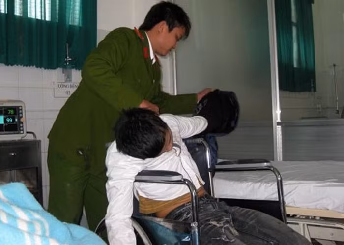 Gần 12h trưa nay (ngày 19/1), một thanh niên bỗng dựng bị ngất xỉu trước cổng Bến xe Vinh, (TP. Vinh, Nghệ An). Lập tức, một anh cảnh sát trẻ tuổi từ xa đi lại, không ngại ngần cứu người bị nạn trong vòng vây người xem hiếu kỳ. Giữa trưa, phòng cấp cứu vắng người, chiến sĩ công an đã nhanh chóng bồng nạn nhân lên giường, cởi áo để các bác sĩ trong bệnh viện cấp cứu kịp thời.