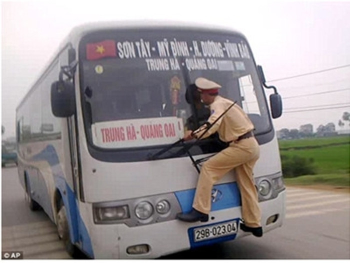 Trung úy Nguyễn Mạnh Phan, Đội CSGT Công an huyện Ba Vì phải mạo hiểm cả tính mạng của mình để làm nhiệm vụ. Trung úy Nguyễn Mạnh Phan, Đội CSGT Công an huyện Ba Vì phải mạo hiểm cả tính mạng của mình để làm nhiệm vụ.