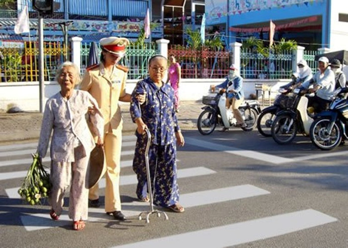 Những hành động tưởng chừng rất nhỏ bé nhưng làm ấm lòng bao người dân. Những hành động tưởng chừng rất nhỏ bé nhưng làm ấm lòng bao người dân.
