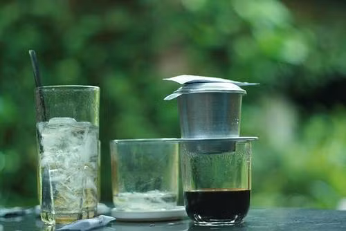 12. Cà phê ở đây thật tuyệt vời. Mọi người thích uống cà phê sữa đá hoặc cà phê hoặc cà phê với sữa đặc dùng với đá.