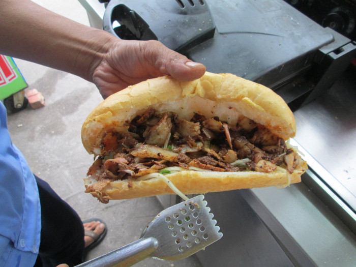 Chú Nhuế chia sẻ, bánh mỳ của chú làm đúng theo công thức trước đây đã được học ở cửa hàng trên phố Huế, nếu ở trung tâm thành phố sẽ có giá từ 20.000 – 25.000 đồng/chiếc nhưng ở khu vực rìa thành phố như ở khu Mai Động thì giá như vậy là hợp lý. Chú Nhuế chia sẻ, bánh mỳ của chú làm đúng theo công thức trước đây đã được học ở cửa hàng trên phố Huế, nếu ở trung tâm thành phố sẽ có giá từ 20.000 – 25.000 đồng/chiếc nhưng ở khu vực rìa thành phố như ở khu Mai Động thì giá như vậy là hợp lý.