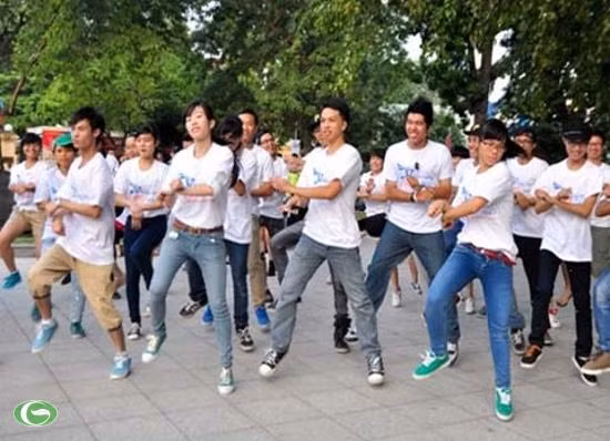 4. Thanh thiếu niên ở đây yêu thích mọi thứ đến từ Hàn Quốc – đồ ăn, âm nhạc, kiểu tóc, quần áo. K-pop có ảnh hưởng rất lớn ở nơi này.