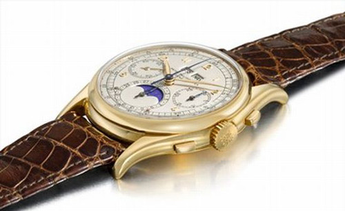 3. Patek Philippe Reference 1527. Giá: 5 triệu USD. Đây là một chiếc đồng hồ đơn giản song không kém phần sang trọng thuộc sở hữu của gia đình Stern - những người chủ của Patek Philippe. Reference 1527 được làm từ vàng 18 karat, 23 viên đá quý, lịch vạn niên và các chữ số bằng vàng. 3. Patek Philippe Reference 1527. Giá: 5 triệu USD. Đây là một chiếc đồng hồ đơn giản song không kém phần sang trọng thuộc sở hữu của gia đình Stern - những người chủ của Patek Philippe. Reference 1527 được làm từ vàng 18 karat, 23 viên đá quý, lịch vạn niên và các chữ số bằng vàng.