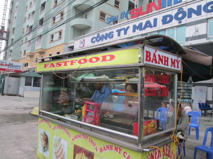 Chủ xe hàng cho biết tên thật của chú là Nguyễn Văn Nhuế. Khi được biết thông tin trên báo về thu nhập của mình, chú Nhuế cười nói: “Nếu thu nhập 30 triệu một tháng chỉ 2 năm ông bán bánh mỳ sẽ tậu ô tô”. Chủ xe hàng cho biết tên thật của chú là Nguyễn Văn Nhuế. Khi được biết thông tin trên báo về thu nhập của mình, chú Nhuế cười nói: “Nếu thu nhập 30 triệu một tháng chỉ 2 năm ông bán bánh mỳ sẽ tậu ô tô”.