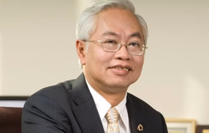 3. Tổng giám đốc Ngân hàng Đông Á Trần Phương Bình. Ông là một CEO nổi tiếng khi chuyển từ nghề giáo sang làm ngân hàng. Gắn bó với ngân hàng này từ những năm đầu thành lập, ông Bình cho biết, khó khăn lớn nhất khi chuyển nghề “tay ngang” khi chưa có chuyên môn sâu về tài chính ngân hàng, song nhờ mày mò tự tìm hiểu những "ma trận" của kinh doanh tài chính, ông cũng đưa Ngân hàng Đông Á trở thành một nhà băng lớn, hoạt động ổn định.