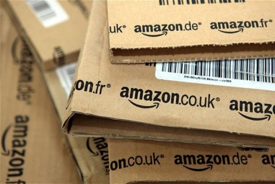 3. Amazon. Facebook: Hơn 14,1 triệu lượt like. Twitter: Hơn 378.000 người theo và hơn 1.000 tin nhắn tweet. Một thương hiệu kinh doanh trực tuyến toàn cầu khác là Amazon cũng có mặt trong danh sách này. Tương tự như eBay, các tài khoản Facebook và Twitter của Amazon được chia theo từng lĩnh vực mà hãng đang tham gia như máy tính bảng, máy đọc sách điện tử Kindle, sách vở...