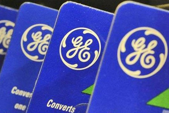 8. General Electric. Facebook: Hơn 900.000 lượt like. Twitter: Hơn 117.000 người theo và hơn 58.000 tin nhắn tweet. Tập đoàn này có vô số tài khoản Facebook cũng như một cơ số tài khoản Twitter. Thông qua những tài khoản này, GE giới thiệu được tới khách hàng của mình những sản phẩm khác nhau, tung video quảng bá và cả những bộ phim dài tập giới thiệu về những thay đổi mà thế giới công nghệ đã mang đến cho cuộc sống của loài người.