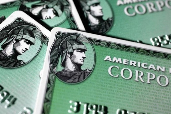 5. American Express. Facebook: Hơn 2,6 triệu lượt like. Twitter: Hơn 500.000 người theo và hơn 16.000 tin nhắn tweet. American Express có hơn 10 trang Facebook khác nhau. Phần lớn chúng được dùng để giới thiệu sản phẩm thẻ tín dụng của hãng ở các thị trường khác nhau như Canada, Australia, Nga, Thái Lan, Ấn Độ... Tập đoàn tài chính này cũng có một số tài khoản Twitter. Ngoài công dụng quảng cáo, hãng còn sử dụng các mạng xã hội này để tung video và hình ảnh về những sự kiện mà American Express đăng cai.