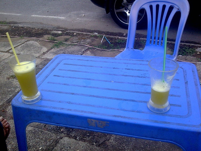 2. Khi người Việt Nam uống trà hoặc nước (hoặc những đồ uống khác), họ luôn để lại từ 5% đến 10% đồ uống trong cốc của mình. Họ không uống cạn. 2. Khi người Việt Nam uống trà hoặc nước (hoặc những đồ uống khác), họ luôn để lại từ 5% đến 10% đồ uống trong cốc của mình. Họ không uống cạn.