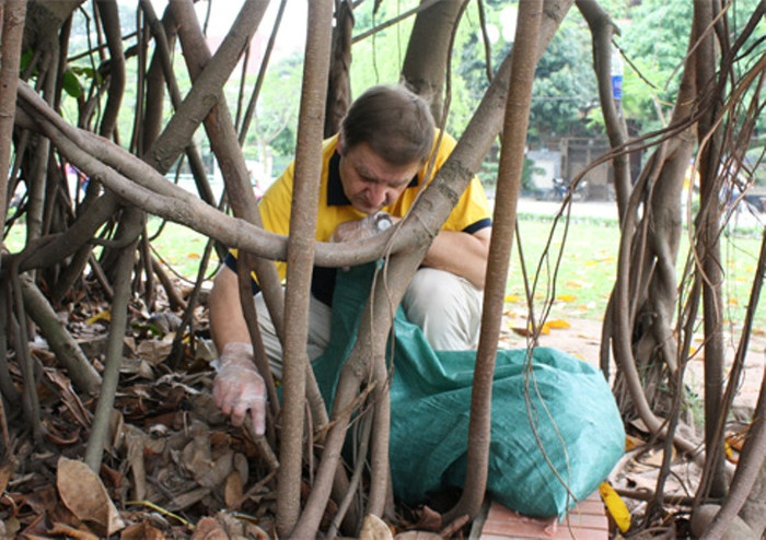 Anh ManFred (Đức) chui vào gốc cây nhặt rác. Cầm cái que nhỏ, anh đảo từng lớp lá lấy lên tất cả những rác khó phân hủy. Chỉ vài phút sau đó, anh đã gom được cả túi đầy. Anh ManFred (Đức) chui vào gốc cây nhặt rác. Cầm cái que nhỏ, anh đảo từng lớp lá lấy lên tất cả những rác khó phân hủy. Chỉ vài phút sau đó, anh đã gom được cả túi đầy.