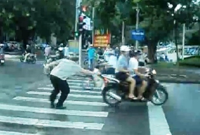 Có trường hợp, người đàn ông này còn phải chặn đầu xe, kéo phần đuôi xe người cố tình vi phạm… Có trường hợp, người đàn ông này còn phải chặn đầu xe, kéo phần đuôi xe người cố tình vi phạm…