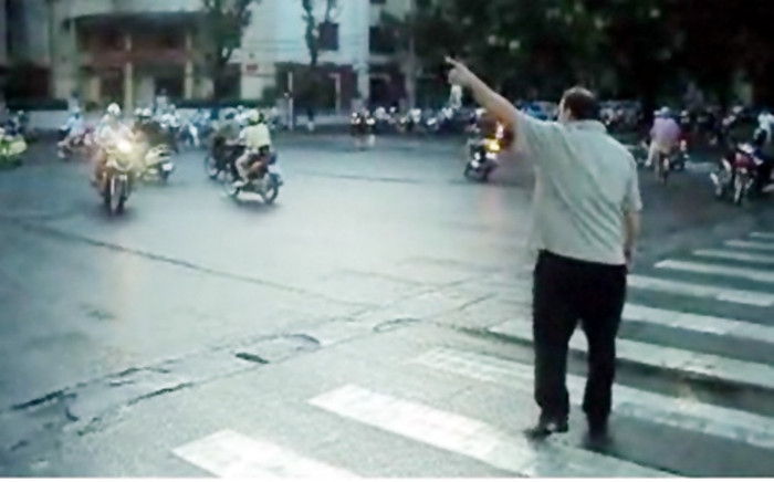 Ban đầu, nhiều người tỏ ra không đồng tình với hành động này nhưng sau đó, những người tham gia giao thông đã chuyển thái độ sang ủng hộ. Ban đầu, nhiều người tỏ ra không đồng tình với hành động này nhưng sau đó, những người tham gia giao thông đã chuyển thái độ sang ủng hộ.