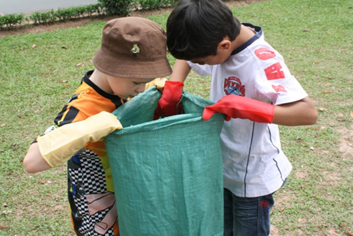 Các em học sinh cũng hăng hái gia nhập vào đội quân bảo vệ môi trường. Mặc dù còn rất nhỏ nhưng các em tự tay đeo găng, nhặt rác rồi tập kết về một điểm… Các em học sinh cũng hăng hái gia nhập vào đội quân bảo vệ môi trường. Mặc dù còn rất nhỏ nhưng các em tự tay đeo găng, nhặt rác rồi tập kết về một điểm…