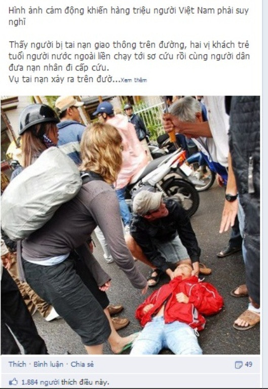 Trong lúc hàng chục người đi đường đang bối rối chưa biết xử lý ra sao đối với người bị tai nạn thì có 2 người khách nước ngoài, một nam, một nữ liền chạy tới sơ cứu nạn nhân ngay tại hiện trường. Trong lúc hàng chục người đi đường đang bối rối chưa biết xử lý ra sao đối với người bị tai nạn thì có 2 người khách nước ngoài, một nam, một nữ liền chạy tới sơ cứu nạn nhân ngay tại hiện trường.