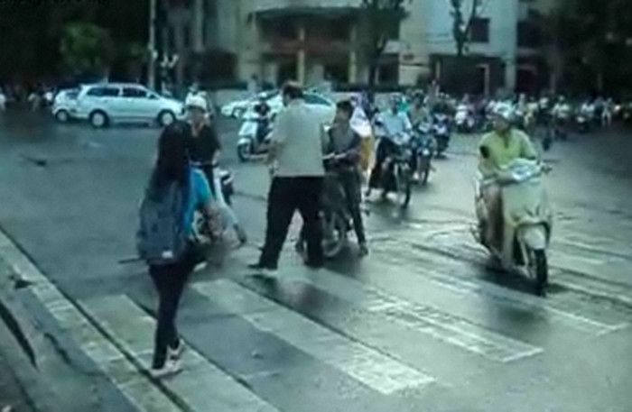 Trước mỗi trường hợp vi phạm Luật giao thông tại đây, người đàn ông này đều từ tốn nhắc nhở: “Bạn đã đi vào đường ngược chiều, xin hãy quay lại, cảm ơn!”. Trước mỗi trường hợp vi phạm Luật giao thông tại đây, người đàn ông này đều từ tốn nhắc nhở: “Bạn đã đi vào đường ngược chiều, xin hãy quay lại, cảm ơn!”.