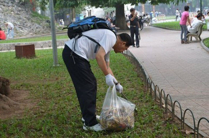 Ông Ninomiya, giám đốc Công ty ISHIGAKI RUBBER Việt Nam có trụ sở tại khu công nghiệp Hà Nội - Đài Tư thuộc quận Long Biên, Hà Nội. Hơn một năm nay, vào các buổi sáng Chủ nhật, ông lại đến Hồ Gươm thu dọn rác thải, vỏ chai nước cho vào thùng rác công cộng. Ông Ninomiya, giám đốc Công ty ISHIGAKI RUBBER Việt Nam có trụ sở tại khu công nghiệp Hà Nội - Đài Tư thuộc quận Long Biên, Hà Nội. Hơn một năm nay, vào các buổi sáng Chủ nhật, ông lại đến Hồ Gươm thu dọn rác thải, vỏ chai nước cho vào thùng rác công cộng.