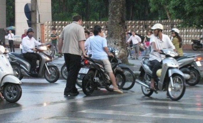 Khoảng 17h chiều ngày 2/7, tại nút giao thông Trần Bình Trọng – Trần Nhân Tông (Hà Nội), người tham gia giao thông đã bị bất ngờ trước việc làm của một người đàn ông ngoại quốc có tên là Long: chặn những phương tiện đi sai làn đường (ngược chiều) và yêu cầu quay lại theo đúng làn đường quy định. Khoảng 17h chiều ngày 2/7, tại nút giao thông Trần Bình Trọng – Trần Nhân Tông (Hà Nội), người tham gia giao thông đã bị bất ngờ trước việc làm của một người đàn ông ngoại quốc có tên là Long: chặn những phương tiện đi sai làn đường (ngược chiều) và yêu cầu quay lại theo đúng làn đường quy định.