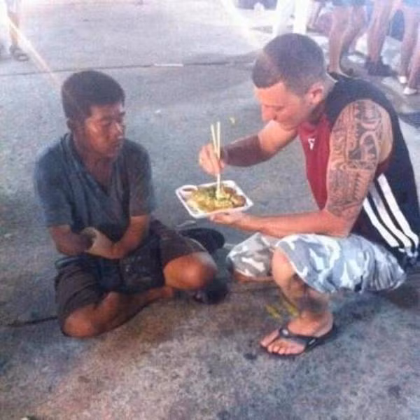 "Đừng đánh giá con người qua vẻ ngoài của họ", tuy bức ảnh này không mới, nhưng sau khi được đăng tải ngày 14/11, chỉ sau 4 giờ chia sẻ đã nhận tới 6 636 lượt like (thích), 130 chia sẻ và 315 bình luận. Bạn Trần Minh Manh chia sẻ: "Đừng nhìn bức ảnh mà bình luận, hãy hành động vì bức ảnh".