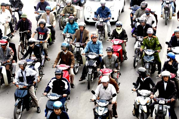 7. Người Việt Nam đội mũ bảo hiểm không phải để đảm bảo an toàn trên đường mà chỉ nhằm tránh bị cảnh sát giao thông phạt. 7. Người Việt Nam đội mũ bảo hiểm không phải để đảm bảo an toàn trên đường mà chỉ nhằm tránh bị cảnh sát giao thông phạt.