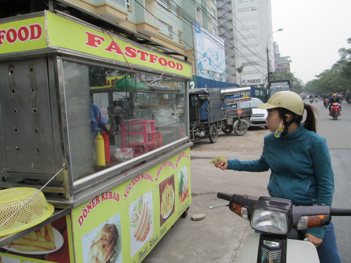 Khách hàng chủ yếu là học sinh, sinh viên, ngoài ra còn có khách đi đường thường xuyên ghé qua ăn nên trở thành khách quen. Khách mua bánh không cố định giờ giấc, có khi cả sáng chỉ lác đác vài người, nhưng đến chiều tối lại đông. Khách hàng chủ yếu là học sinh, sinh viên, ngoài ra còn có khách đi đường thường xuyên ghé qua ăn nên trở thành khách quen. Khách mua bánh không cố định giờ giấc, có khi cả sáng chỉ lác đác vài người, nhưng đến chiều tối lại đông.