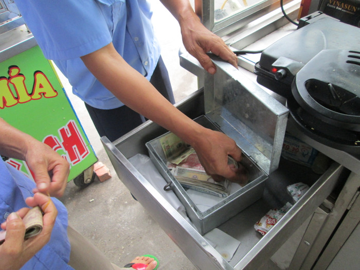 Do không phải là khu vực đông dân cư nên trung bình 1 tháng xe nước mía của vợ chú ở sát bên xa bánh mỳ cũng chỉ thu về khoảng 1 triệu đồng/tháng. Do không phải là khu vực đông dân cư nên trung bình 1 tháng xe nước mía của vợ chú ở sát bên xa bánh mỳ cũng chỉ thu về khoảng 1 triệu đồng/tháng.