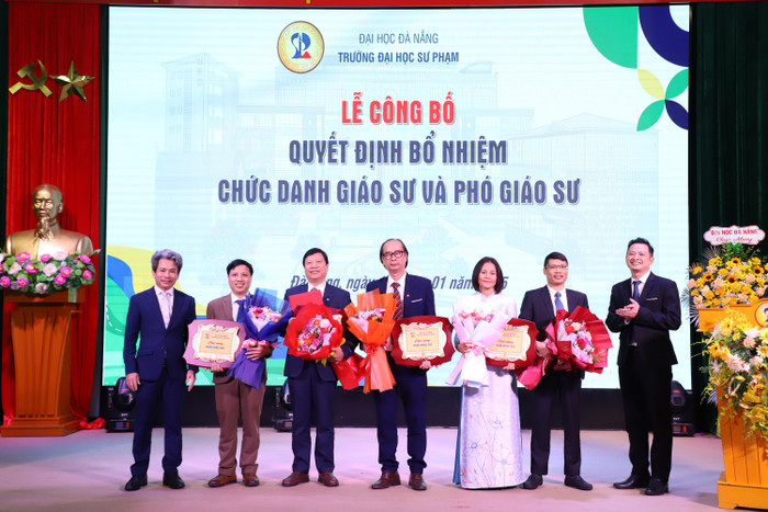 Trường Đại học Sư phạm – Đại học Đà Nẵng trao quyết định bổ nhiệm và vinh danh tân giáo sư, phó giáo sư. img_9433_1.jpg