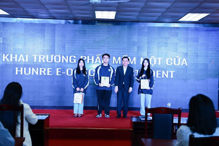 Hiệu Trưởng Trường Đại học Tài nguyên và Môi trường Hà Nội trao quà cho các sinh viên đã có đóng góp cho việc xây dựng phần mềm một cửa. 3.jpg