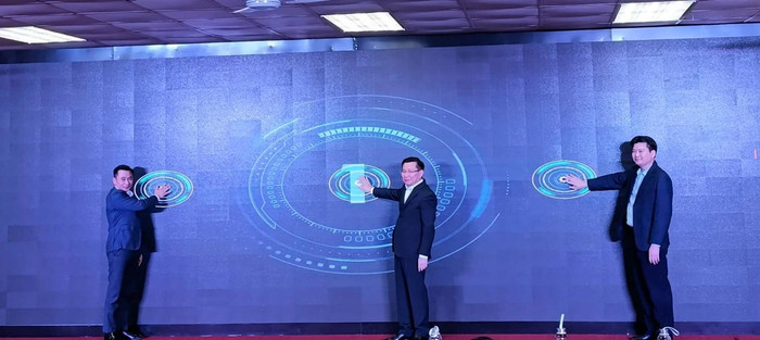 Lãnh đạo Trường Đại học Tài nguyên và Môi trường Hà Nội nhấn nút khai trương cổng dịch vụ một cửa online HUNRE E-OFFICE FOR STUDENT. 2.jpg