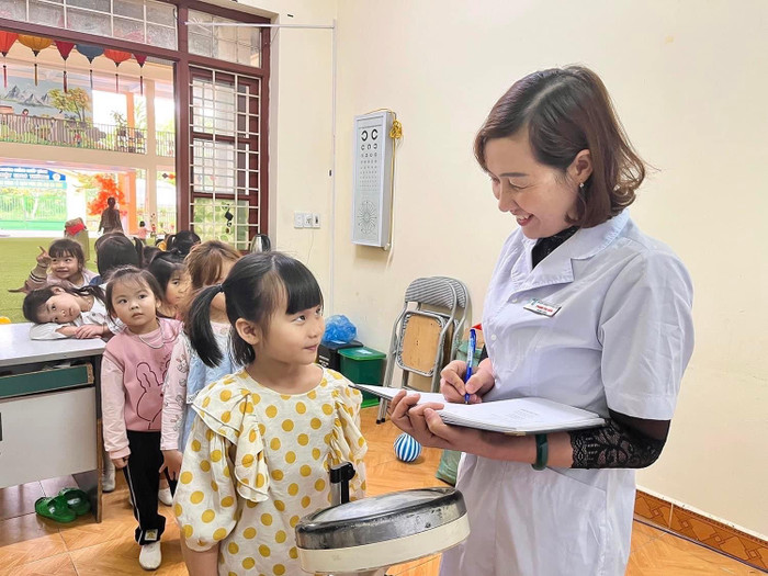 “Mang trên mình trách nhiệm của một nhân viên viên y tế, tôi vẫn nhắc nhở bản thân, được phục vụ và chăm sóc sức khỏe cho trẻ là một điều may mắn" cô Hoà tự hào nói (Ảnh: NVCC)