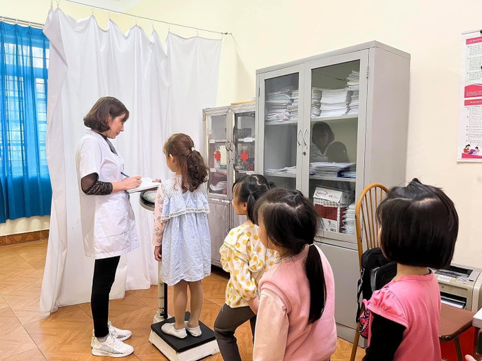 Bắt đầu hành trình nhờ cái "duyên", cô Hoà luôn nỗ lực để có thể mang đến sự chăm sóc sức khoẻ tốt nhất cho trẻ, toàn tâm với vai trò một nhân viên y tế trường học (Ảnh: NVCC)