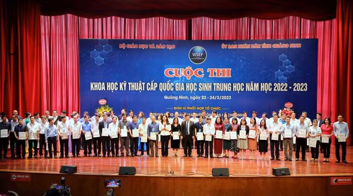 Ban chỉ đạo và ban tổ chức tặng quà lưu niệm cho các đơn vị dự thi (Ảnh: CTV)