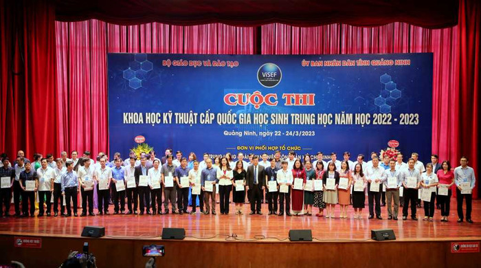 Ban chỉ đạo và ban tổ chức tặng quà lưu niệm cho các đơn vị dự thi (Ảnh: CTV) Ban chỉ đạo và ban tổ chức tặng quà lưu niệm cho các đơn vị dự thi (Ảnh: CTV)