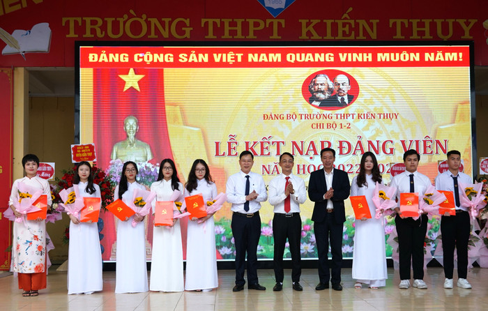 8 quần chúng ưu tú của Trường Trung học phổ thông Kiến Thuỵ được kết nạp Đảng (Ảnh: Phạm Linh) 8 quần chúng ưu tú của Trường Trung học phổ thông Kiến Thuỵ được kết nạp Đảng (Ảnh: Phạm Linh)