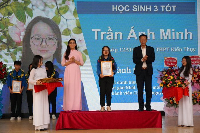 26 học sinh xuất sắc trên địa bàn huyện Kiến Thuỵ được trao danh hiệu "Học sinh 3 tốt" (Ảnh: Phạm Linh) 26 học sinh xuất sắc trên địa bàn huyện Kiến Thuỵ được trao danh hiệu "Học sinh 3 tốt" (Ảnh: Phạm Linh)