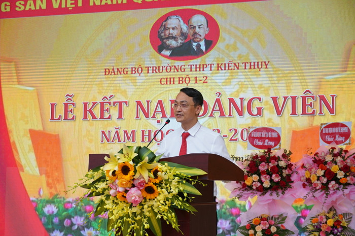 Ông Lê Văn Dũng - Trưởng ban tuyên giáo Huyện ủy Kiến Thuỵ phát biểu tại lễ kết nạp Đảng viên (Ảnh: Phạm Linh) Ông Lê Văn Dũng - Trưởng ban tuyên giáo Huyện ủy Kiến Thuỵ phát biểu tại lễ kết nạp Đảng viên (Ảnh: Phạm Linh)