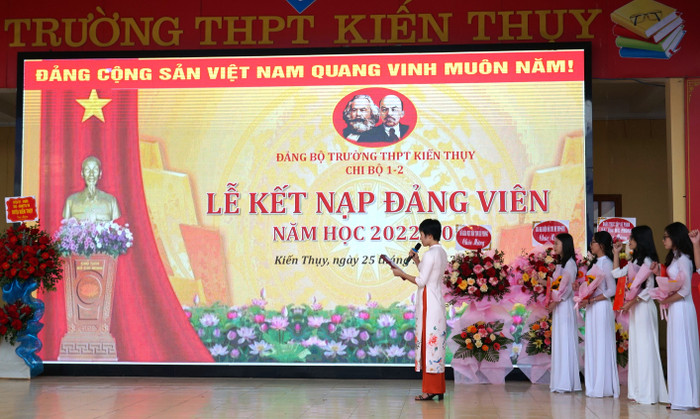 Đảng viên mới đọc lời tuyên thệ (Ảnh: Phạm Linh) Đảng viên mới đọc lời tuyên thệ (Ảnh: Phạm Linh)