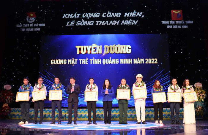 Phó Bí thư Thường trực Tỉnh uỷ Quảng Ninh và Phó Chủ tịch Uỷ ban nhân dân tỉnh Quảng Ninh tuyên dương 9 gương mặt trẻ Quảng Ninh năm 2022. (Ảnh: CTTĐT) Phó Bí thư Thường trực Tỉnh uỷ Quảng Ninh và Phó Chủ tịch Uỷ ban nhân dân tỉnh Quảng Ninh tuyên dương 9 gương mặt trẻ Quảng Ninh năm 2022. (Ảnh: CTTĐT)