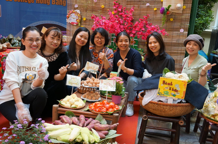 Gian hàng ẩm thực của Trường Trung học cơ sở Hồng Bàng (Ảnh: Phạm Linh) Gian hàng ẩm thực của Trường Trung học cơ sở Hồng Bàng (Ảnh: Phạm Linh)